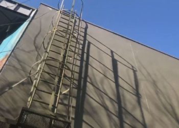 Woman witnesses stabbing suspect’s dramatic rooftop escape from police