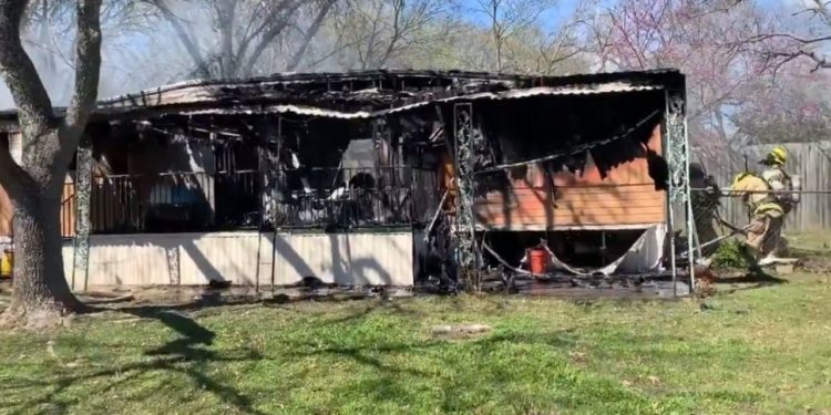 Mobile home fire in southeast Austin displaces 5 people