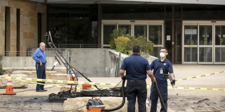 Luchador grackle statue outside Austin City Hall destroyed in fire – News – Austin American-Statesman