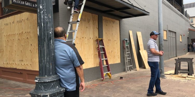 Sixth Street businesses boarding up in wake of bar shutdown ordered amid coronavirus outbreak