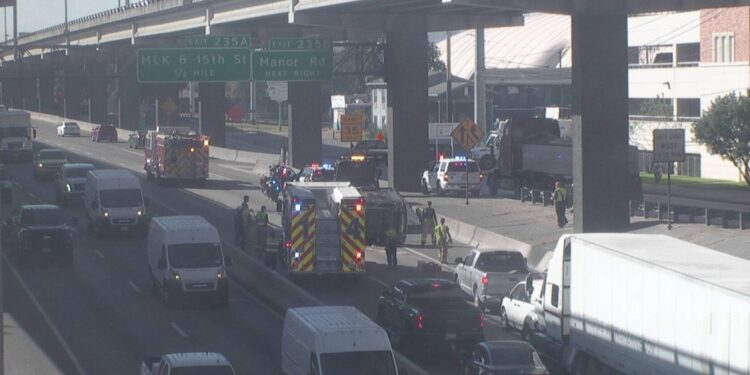 Southbound lanes of I-35 back open near 32nd Street after crash