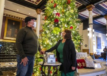 Driskill hotel chef returns after stroke to light Christmas tree – News – Austin American-Statesman