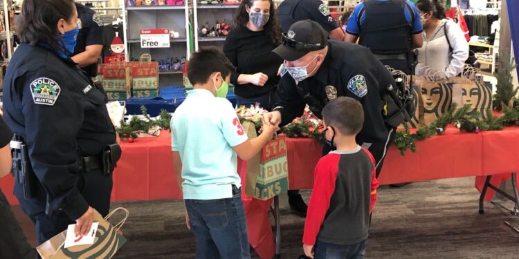Students go on Christmas shopping spree with help from Austin police