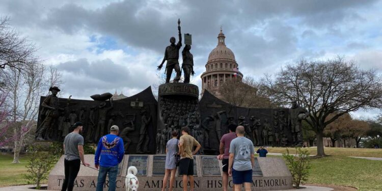 Big crowds, mixed mask use in Austin as city and state rules conflict