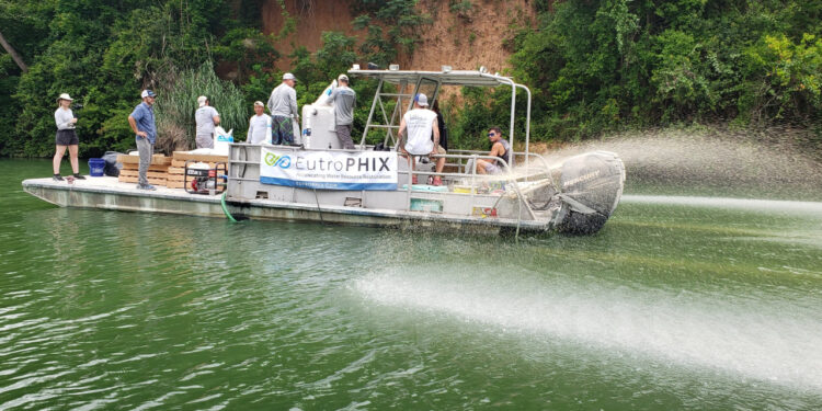 Austin uses new method to rid Lady Bird Lake of toxic algae