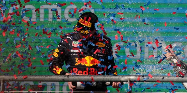 Max Verstappen holds off Hamilton for 1st US Grand Prix victory