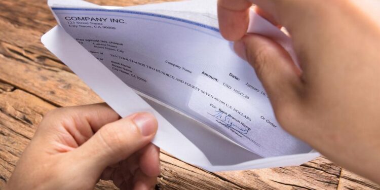 Number of Americans Living Paycheck To Paycheck Jumps 7 Percent, Report Shows