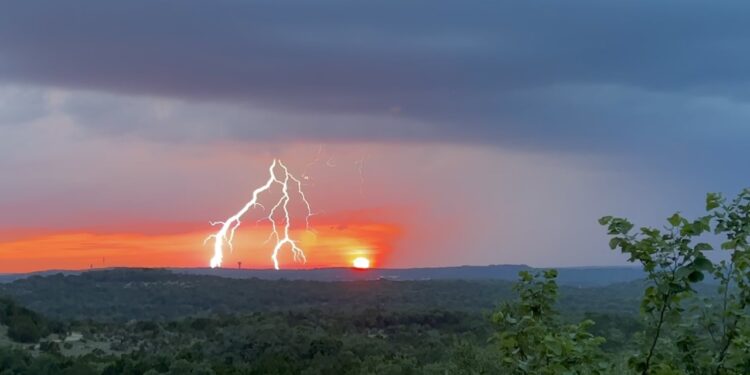Live updates: Storms forming west of Austin, scattered throughout area overnight
