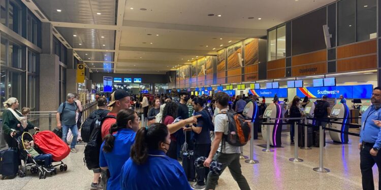 Arrive 2.5 hours early for Memorial weekend travel