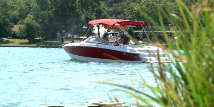 Boaters attempt to stop the spread of aquatic invasive species