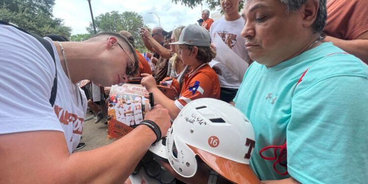 Fans send Texas Longhorns baseball team on its way to Omaha