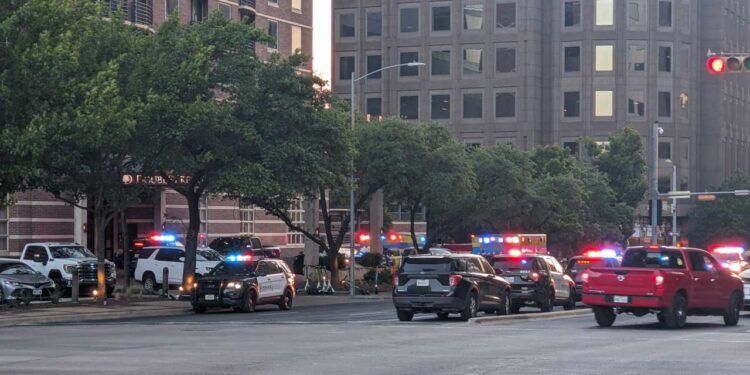 APD: ‘Crisis situation’ in downtown Austin on 15th Street